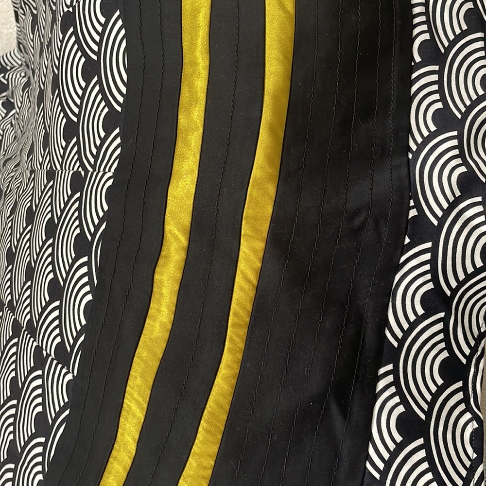 Classic, fitted, fully lined with a flare@ bottom hem. - Picture 4 of 4